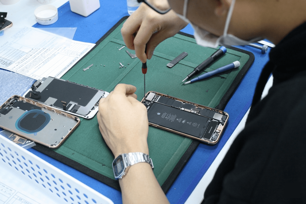 スマートフォンの精密修理を行う技術者