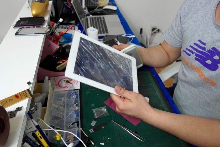 スマートフォン精密修理作業