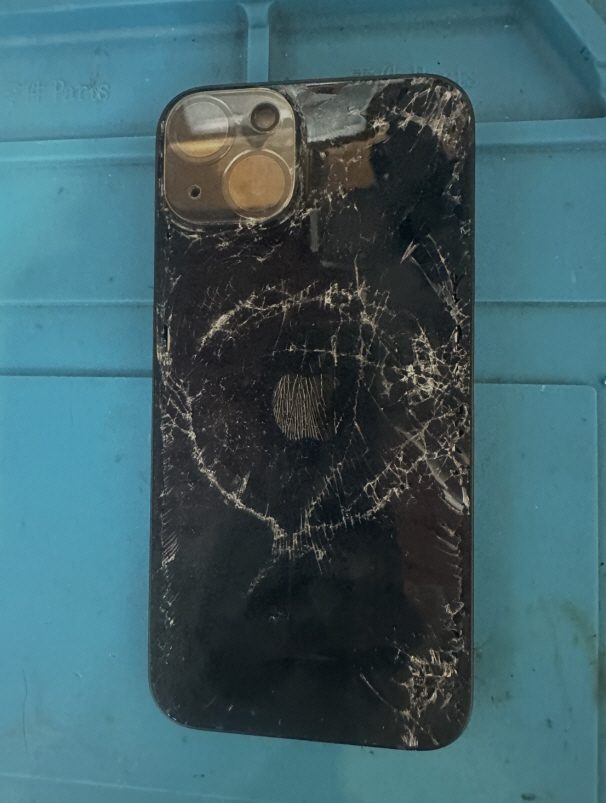iPhone 14 背面パネル交換修理 福岡市南区